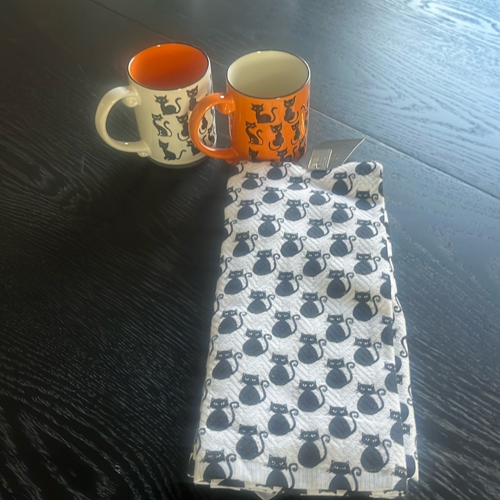 In Home Stylez Black Cats Halloween Coffee Mugs and kitchen towels set NWTs